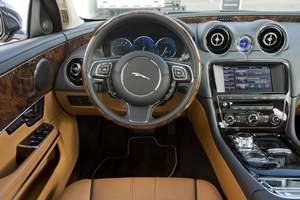 Роскошный интерьер Jaguar XJL выделяет его среди других роскошных седанов